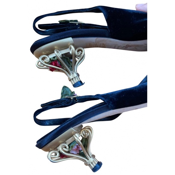 Unique style. Very cute :)